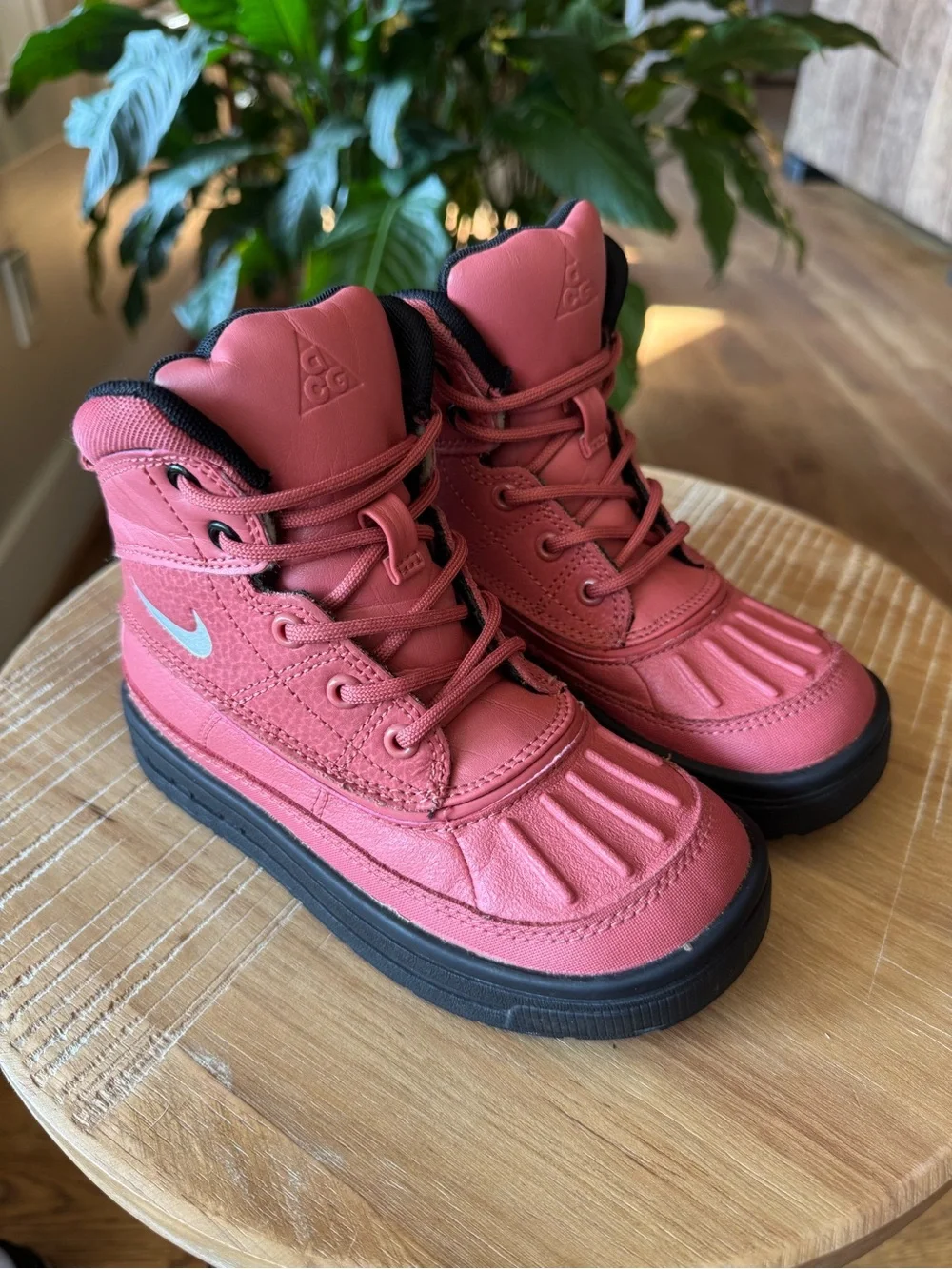 Nike Woodside 2 High ACG Girl’s Duck/Winter Boots Redwood/Black Size 11C